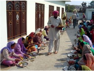 Serving food at a Guru ka Langar.jpg